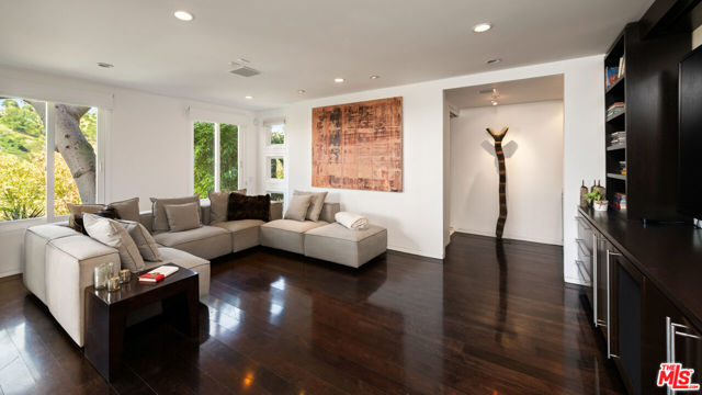 1415 Summitridge Drive, Beverly Hills CA: https://media.crmls.org/mediaz/a3810bd9-83f0-4f43-834d-e3a1d6267fe8.jpg