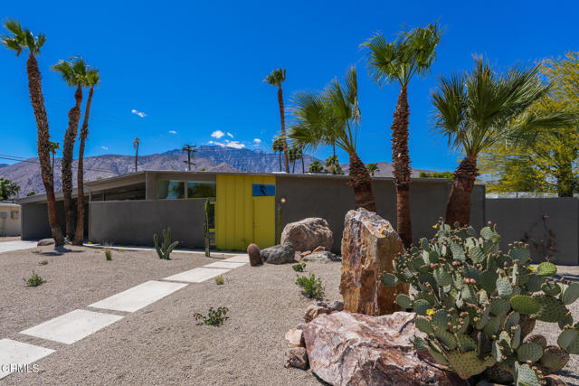 2839 N Davis Way, Palm Springs CA: https://media.crmls.org/mediaz/a3814185-7545-4c91-a833-9cf0d240f485.jpg