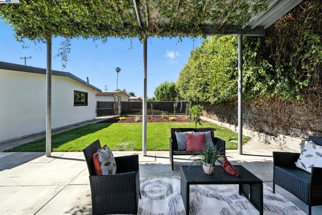 36686 Charles St, Newark CA: https://media.crmls.org/mediaz/a381a587-c1f4-46dc-8e94-72b8ee4055c8.jpg