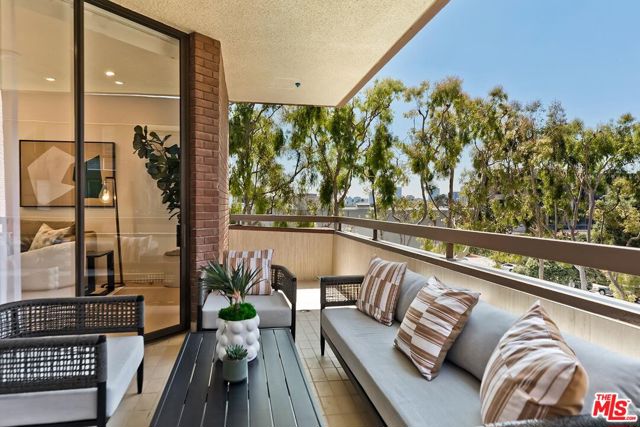 300 N Swall Drive, Beverly Hills CA: https://media.crmls.org/mediaz/a381a7d1-6ee6-4154-a03e-780f578737f2.jpg