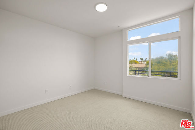 401 N Serrano Avenue, Los Angeles CA: https://media.crmls.org/mediaz/a381b55e-0b57-4512-b568-1a9cc121eb84.jpg