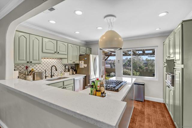 4113 Loma Alta Dr, San Diego CA: https://media.crmls.org/mediaz/a383d79a-684d-4d3d-a78c-26f9abc01e57.jpg