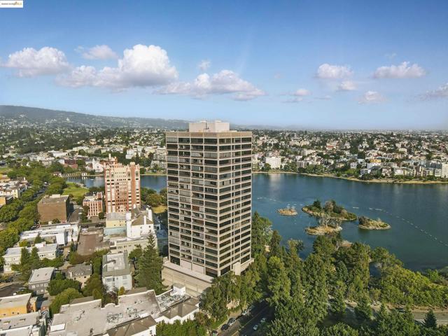 565 Bellevue Ave, Oakland CA: https://media.crmls.org/mediaz/a3840342-2eb9-4768-98c9-c671ca69d4b6.jpg