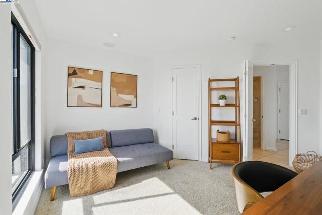 3 Commodore Dr, Emeryville CA: https://media.crmls.org/mediaz/a3847413-7f0d-405c-b08f-661253fd61be.jpg