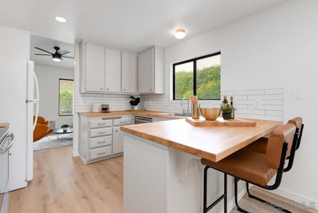 4635 Briar Ridge Rd, Oceanside CA: https://media.crmls.org/mediaz/a384d0ab-c0ff-44c0-86ee-b7de2b64514a.jpg