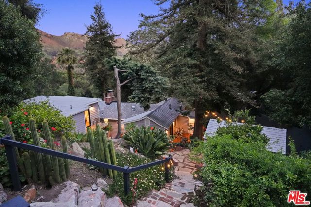 19817 Montau Drive, Topanga CA: https://media.crmls.org/mediaz/a3858c47-ecd0-4134-b29a-9b6bc886a9bd.jpg