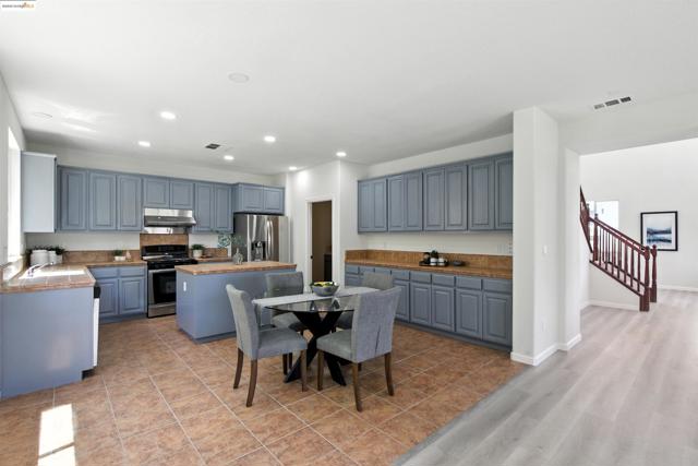 78 Vella Circle, Oakley CA: https://media.crmls.org/mediaz/a38777a2-636f-4a16-80e9-8a2b3cbcdd3c.jpg