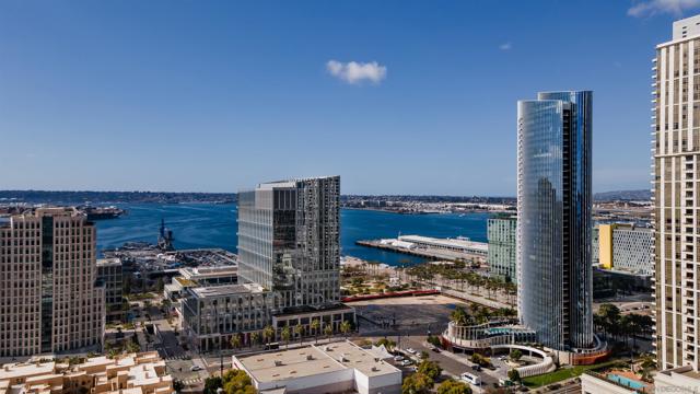 888 W E St, San Diego CA: https://media.crmls.org/mediaz/a3879bcf-19c8-407c-a0af-89f53751ac78.jpg