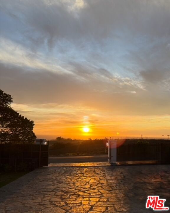 6052 Merritt Drive, Malibu CA: https://media.crmls.org/mediaz/a387b0f9-866c-4b97-bec3-71aaa6b3bab6.jpg