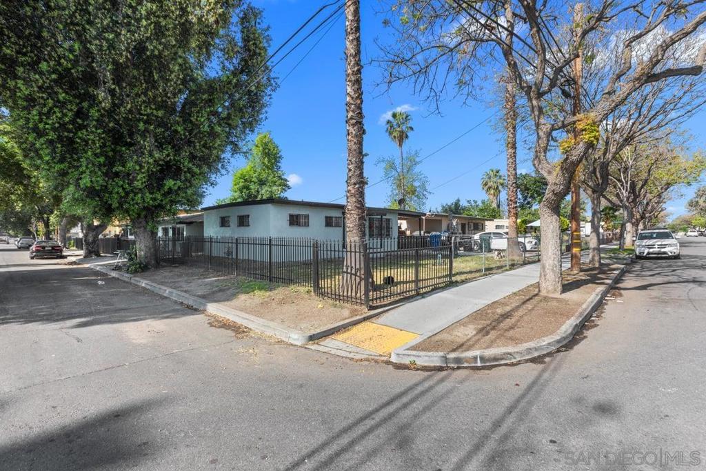 MLS #250025505SD img 2