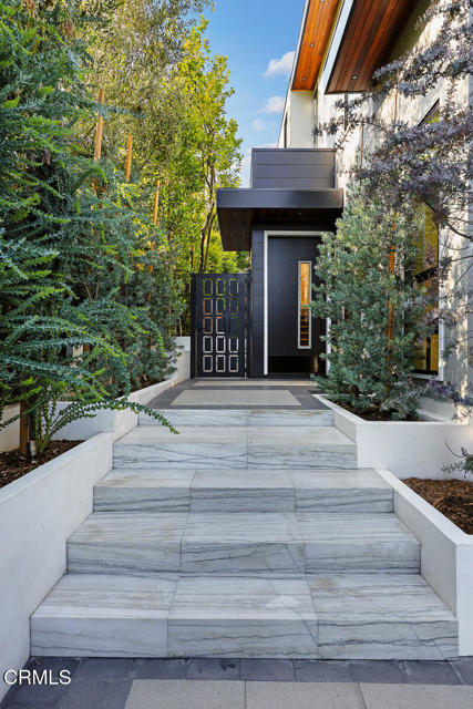 Detail Gallery Image 14 of 73 For 10747 Valleyheart Dr, Studio City,  CA 91604 - 4 Beds | 3 Baths