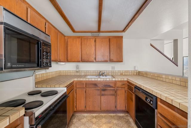 2818 Forest View Way, Carlsbad CA: https://media.crmls.org/mediaz/a388bd08-63fe-411e-82ca-a1a124fe92a6.jpg