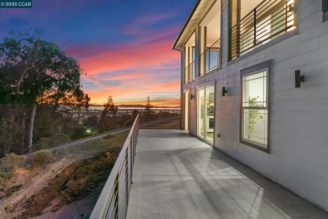 9 Turner Ct, Oakland CA: https://media.crmls.org/mediaz/a38a946e-1288-4f49-aac3-29db9008b8f4.jpg