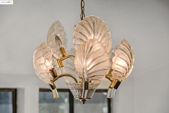 9090 Castlewood St, Oakland CA: https://media.crmls.org/mediaz/a38aca00-bf0a-4382-a3b6-1e0673c74f0c.jpg