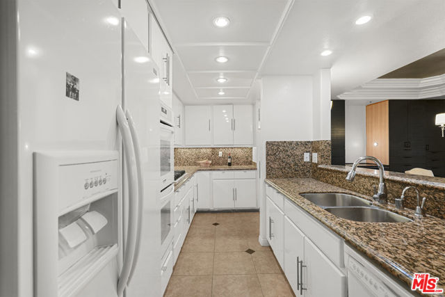 5224 Zelzah Avenue, Encino CA: https://media.crmls.org/mediaz/a38b821c-4691-4b51-afde-a3dce6755ff3.jpg