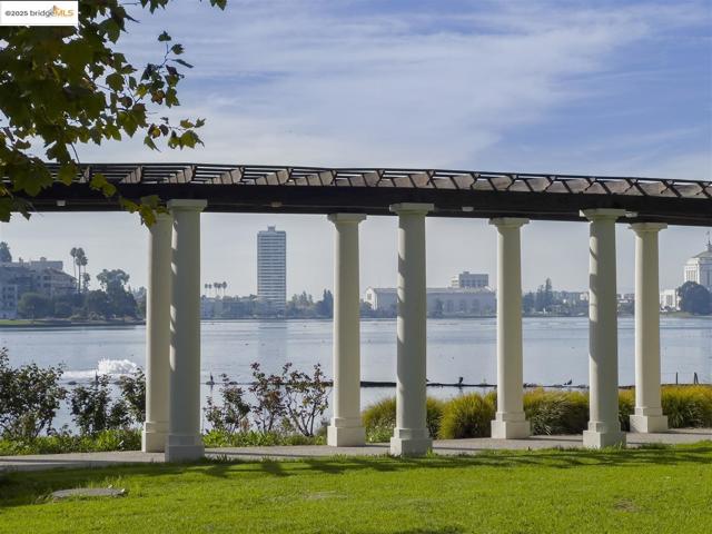383 Staten Ave, Oakland CA: https://media.crmls.org/mediaz/a38ba218-9665-41e7-a95a-a62e3d9cbff9.jpg