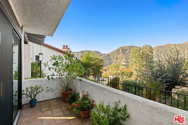 1622 Michael Lane, Pacific Palisades CA: https://media.crmls.org/mediaz/a38d11b7-2e86-4617-ac56-f11927f061a6.jpg