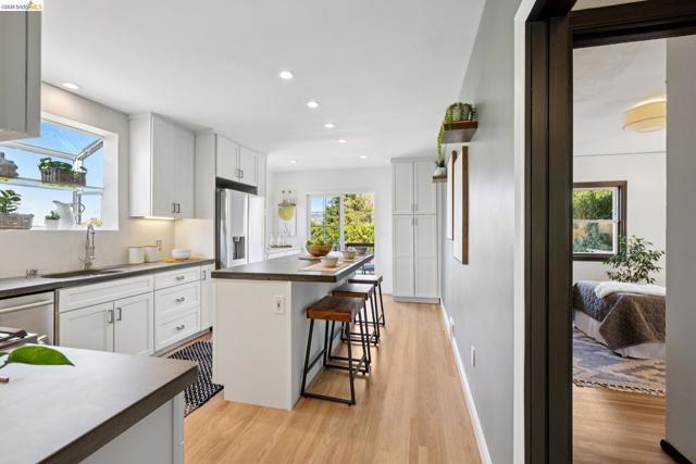 1509 Francis St, Albany CA: https://media.crmls.org/mediaz/a38d223c-fc7f-4ff0-863d-e5821bcc9cd7.jpg