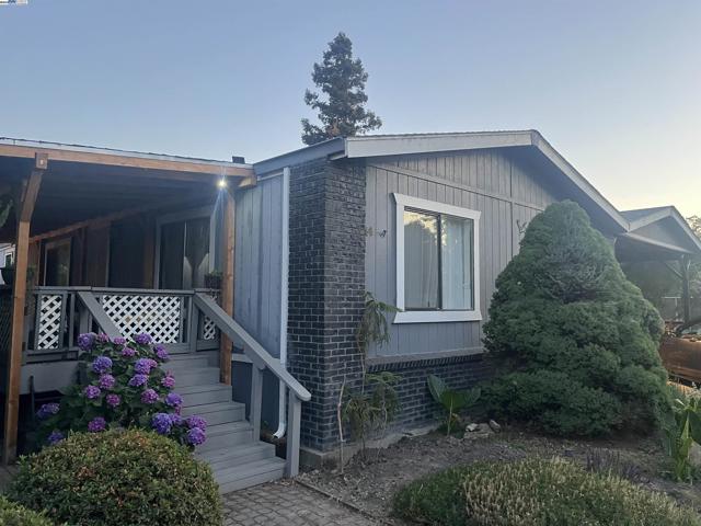 14 Blue Teal Ct, Lodi CA: https://media.crmls.org/mediaz/a38de3c7-4537-4300-afff-664146f01e8d.jpg