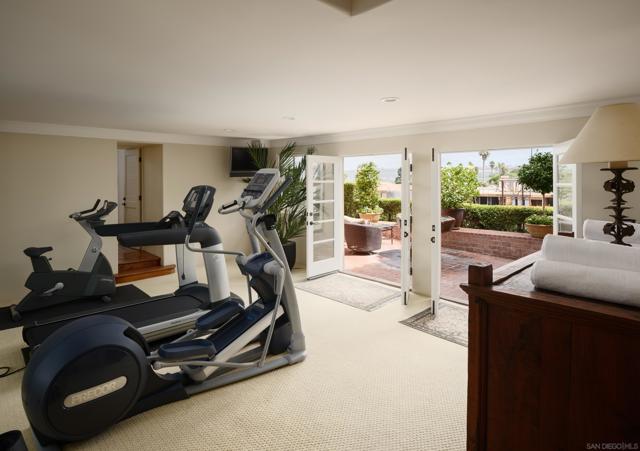 7757 Whitefield Pl, La Jolla CA: https://media.crmls.org/mediaz/a38df9ab-b0e8-4f56-8319-9aef782cf5f6.jpg