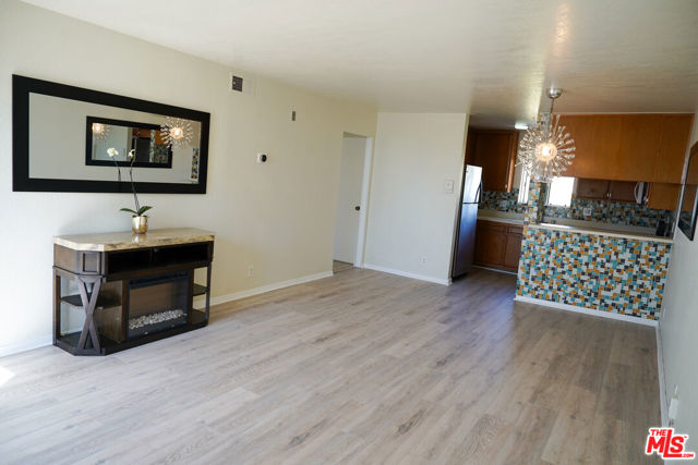 630 N Grand Avenue, Los Angeles CA: https://media.crmls.org/mediaz/a38e5d84-159c-4f7a-bcf3-685caaed2657.jpg