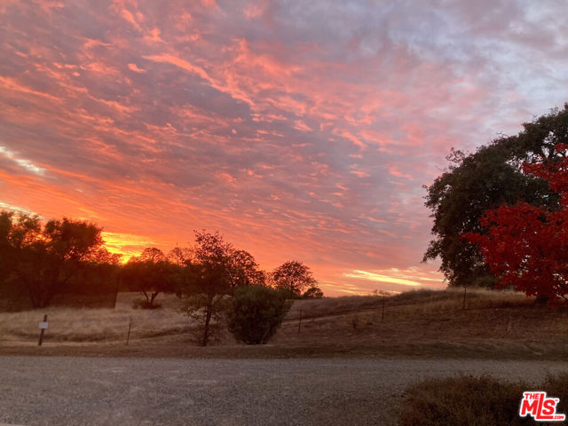 31229 Rolling Meadow Court, Coarsegold CA: https://media.crmls.org/mediaz/a38fb6d7-50df-4d3b-a259-8fcb9e4cad2d.jpg