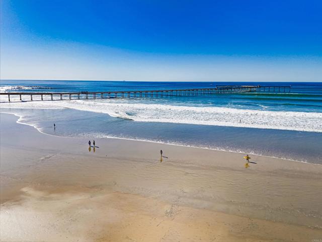 Detail Gallery Image 3 of 38 For 5027 Santa Monica Ave #F,  San Diego,  CA 92107 - 3 Beds | 2 Baths