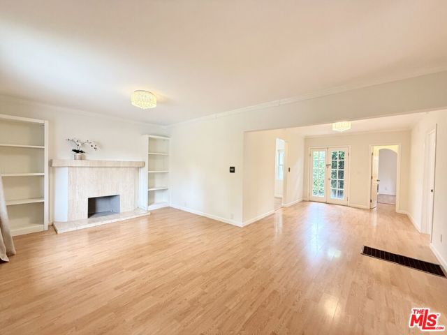 628 N Westbourne Drive, West Hollywood CA: https://media.crmls.org/mediaz/a391b4ac-29b7-41b5-8c6f-fc57a6a6b3c6.jpg