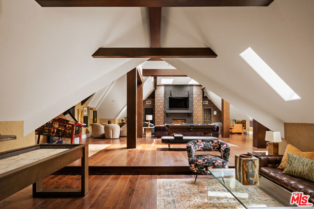 3901 Longridge Avenue, Sherman Oaks CA: https://media.crmls.org/mediaz/a391e692-bc75-4f0a-b58f-78acbef840a3.jpg