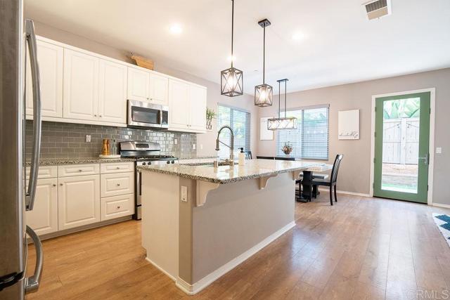 Detail Gallery Image 8 of 39 For 1132 Cherry Tree Lane, Vista,  CA 92084 - 4 Beds | 2/1 Baths