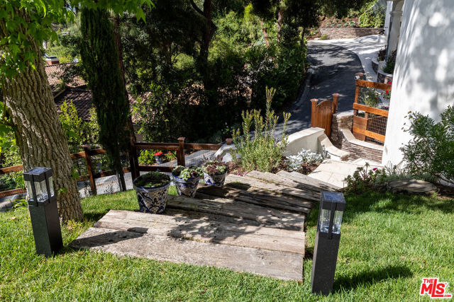2468 Coldwater Canyon Drive, Beverly Hills CA: https://media.crmls.org/mediaz/a392dce3-f1e8-4e96-a750-212113e923a0.jpg