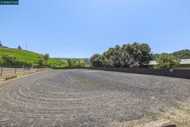 2251 Rancho Del Lago Rd, Martinez CA: https://media.crmls.org/mediaz/a392ee97-7600-418e-a31a-82f3280c92f7.jpg