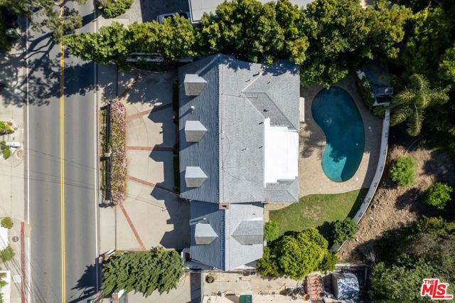 2427 Benedict Canyon Drive, Beverly Hills CA: https://media.crmls.org/mediaz/a394173e-75b9-4071-ba08-10a0f0fc49be.jpg