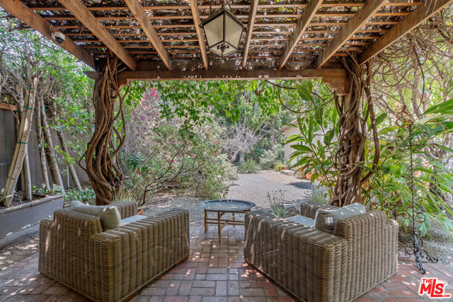 809 S Muirfield Road, Los Angeles CA: https://media.crmls.org/mediaz/a3946e1d-c692-48dd-9095-db0d169fd1df.jpg