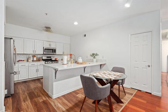 12364 Carmel Country Rd, San Diego CA: https://media.crmls.org/mediaz/a394ae79-fce4-46ef-b545-1df1b87f9aa9.jpg