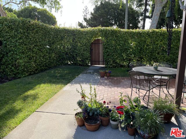 10739 Jefferson Boulevard, Culver City CA: https://media.crmls.org/mediaz/a394c078-4f90-4e64-9a0f-875c04193499.jpg