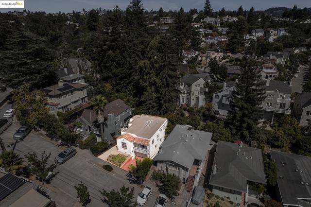 84 Portsmouth Rd, Piedmont CA: https://media.crmls.org/mediaz/a394d67d-b9f8-48cb-a353-9e1ed7d16928.jpg