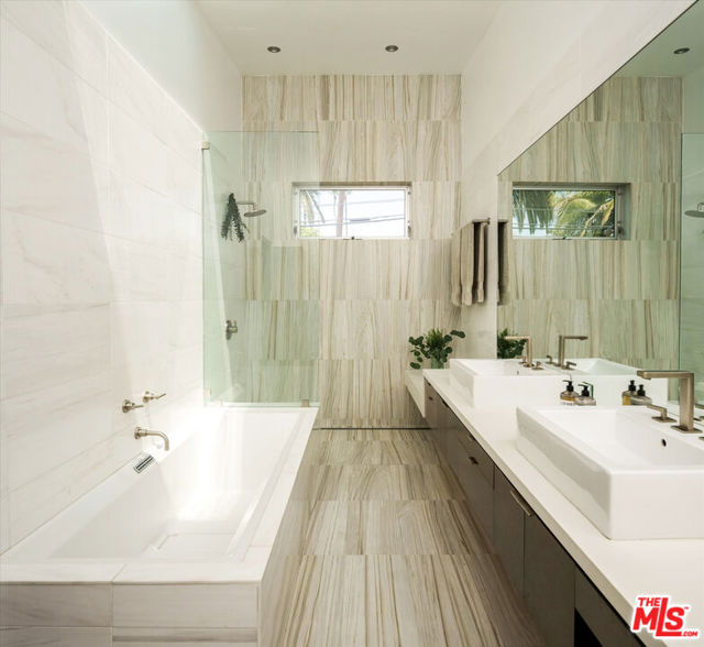 2501 Walnut Avenue, Venice CA: https://media.crmls.org/mediaz/a3953107-51a5-4405-8834-493651e8a7d4.jpg