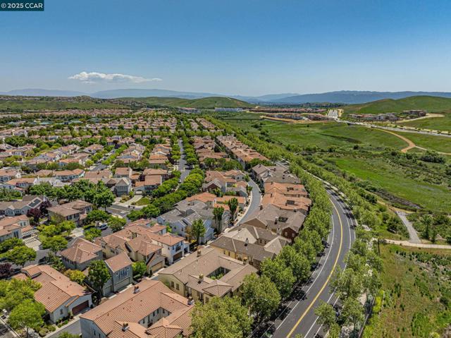 7774 Stoneleaf Rd, San Ramon CA: https://media.crmls.org/mediaz/a395958e-fddf-438c-8e41-ac33f8c3c02c.jpg