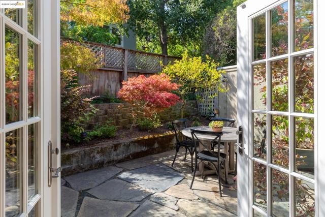 541 Boulevard Way, Piedmont CA: https://media.crmls.org/mediaz/a3960ff0-a98b-4da9-af97-63b455bd0650.jpg