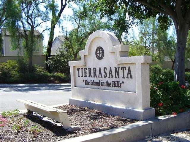 10828 Lamentin Ct, San Diego CA: https://media.crmls.org/mediaz/a396c42f-c931-4850-adda-c93cb917342e.jpg
