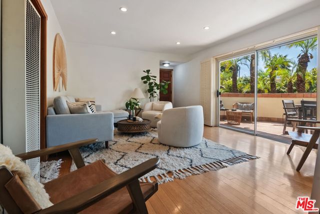 2702 11th Street, Santa Monica CA: https://media.crmls.org/mediaz/a39707ea-3102-4591-bde1-38715147571e.jpg