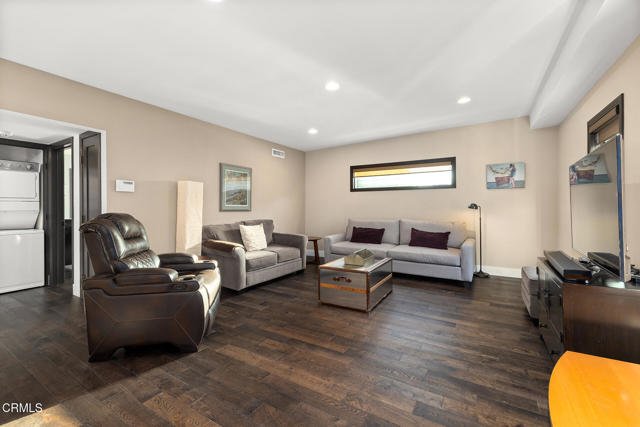 1052 New York Drive, Altadena CA: https://media.crmls.org/mediaz/a3975d58-1c86-419c-a838-6907bfed8bea.jpg