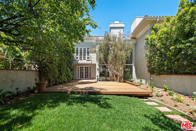 12330 Ridge Circle, Los Angeles CA: https://media.crmls.org/mediaz/a398b0b3-09d5-4bd9-9fe6-1d3750d34d92.jpg