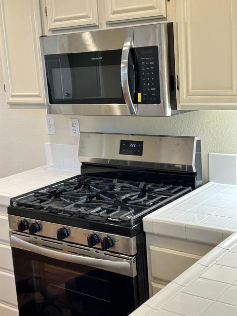 Detail Gallery Image 10 of 31 For 1230 Natoma Way #C,  Oceanside,  CA 92057 - 3 Beds | 2/1 Baths