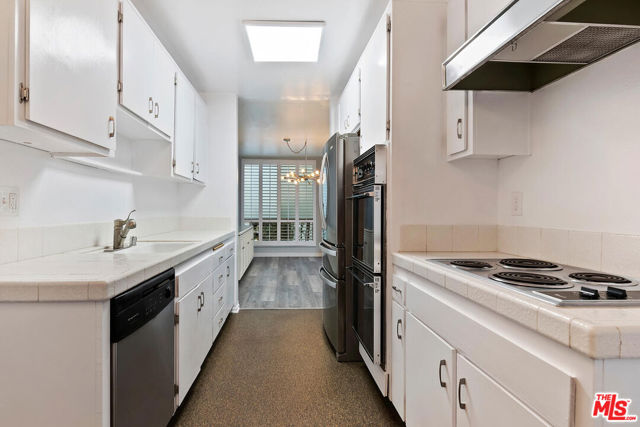 927 N Kings Road, West Hollywood CA: https://media.crmls.org/mediaz/a3995986-d863-41c5-849f-fd3c54f7ea15.jpg