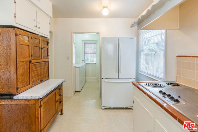21924 Buena Ventura Street, Woodland Hills CA: https://media.crmls.org/mediaz/a3998232-1939-42ff-868f-81827b11837e.jpg