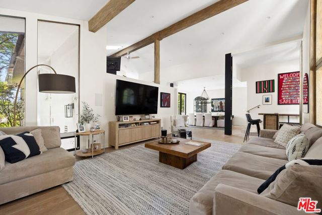 16820 Oak View Drive, Encino CA: https://media.crmls.org/mediaz/a39a1255-a972-4cef-a4b4-2a69f3074518.jpg