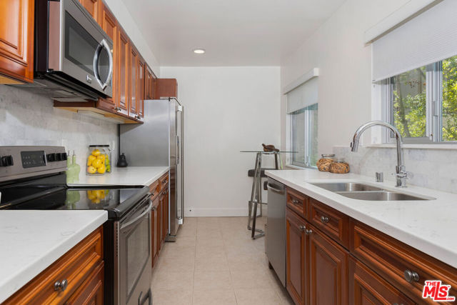 1045 North Kings Road, 207 photo 6