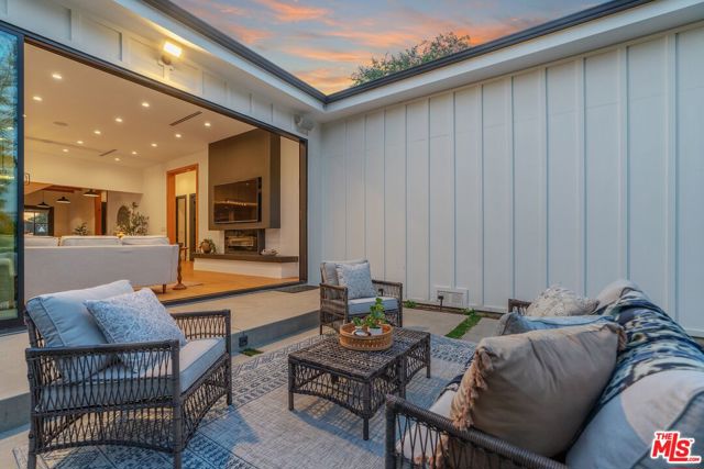 5522 Buffalo Avenue, Sherman Oaks CA: https://media.crmls.org/mediaz/a39dba9e-fd02-4f5b-9f94-7e4bb4ccfeda.jpg